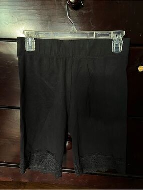 Forever 21 Black women’s Lace Trim Bike Shorts Size Large